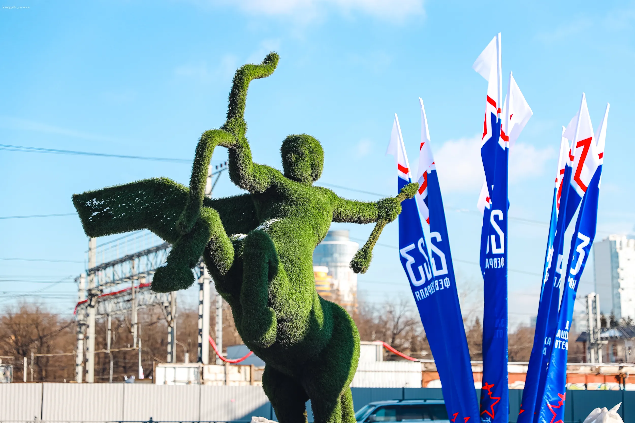 К празднику Дня защитника Отечества Химки украсили флагами и праздничными элементами