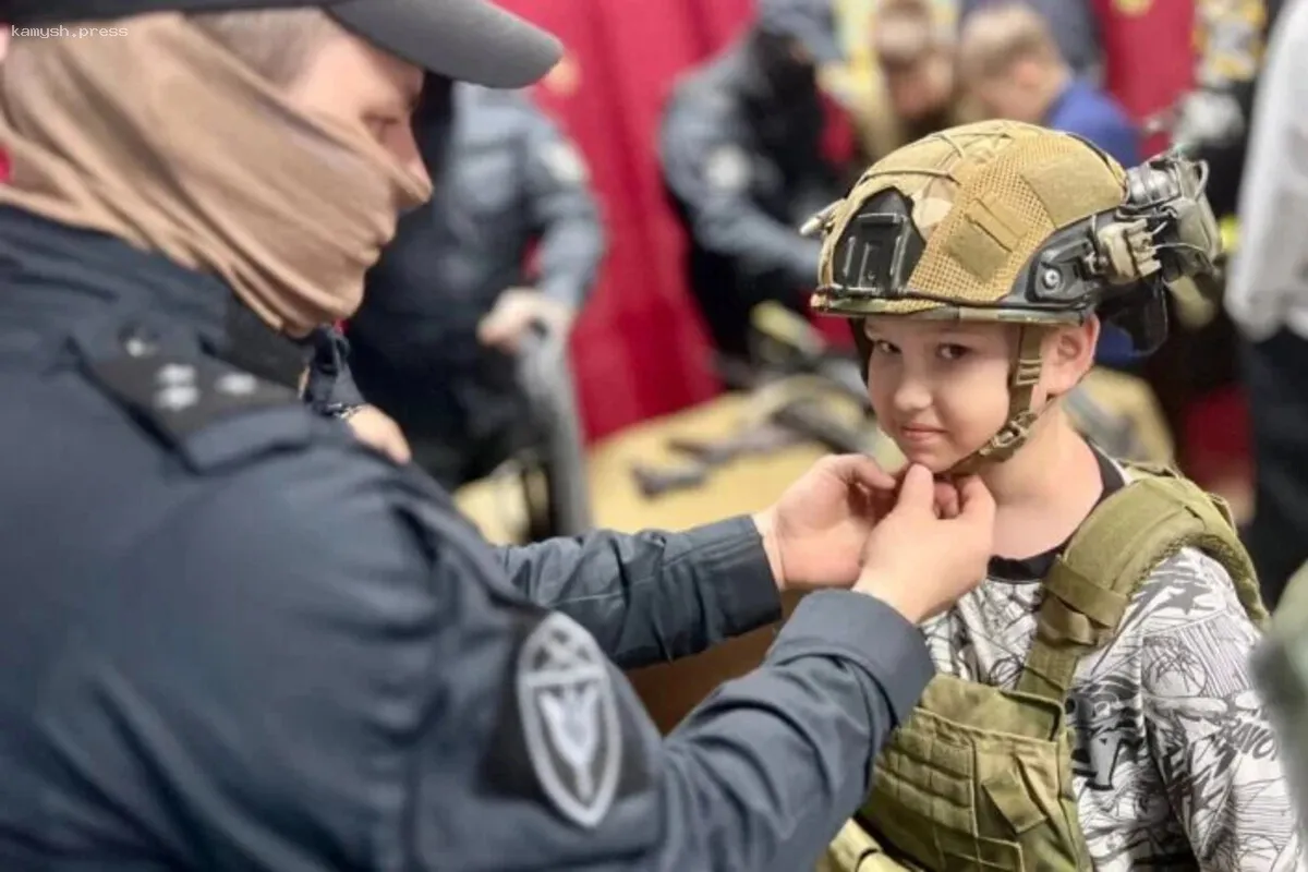 Сотрудники Росгвардии в ЕАО провели занятие для детей с оружием и техникой