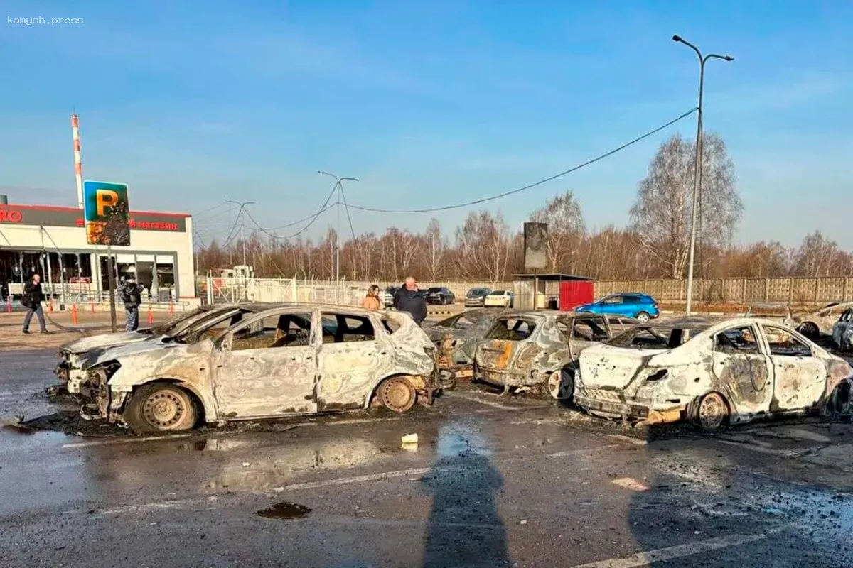 В результате дроновой атаки в Домодедово сгорело свыше 20 автомобилей