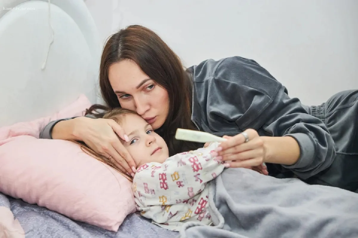 Юрист Довгаль объяснил, на какой срок родители могут оформить больничный из-за болезни ребенка