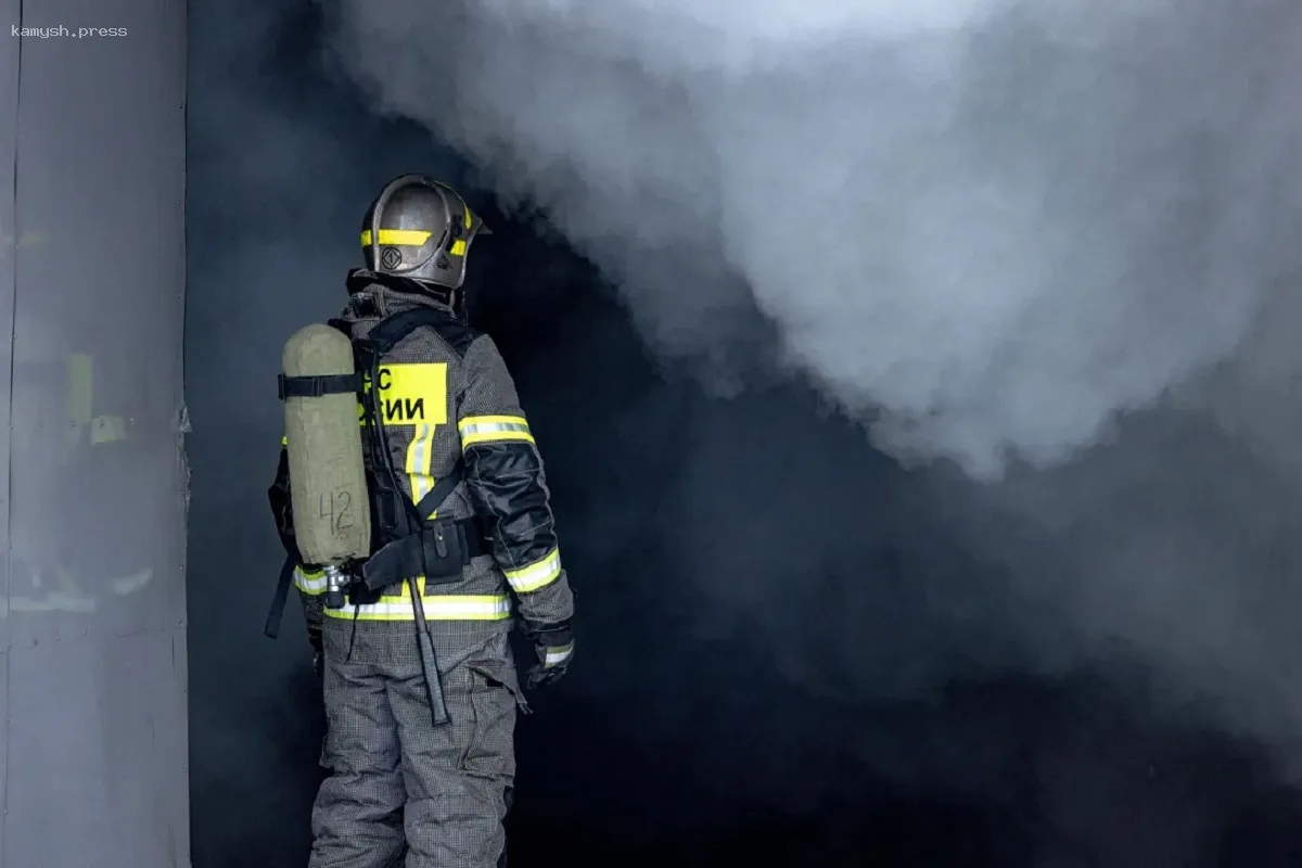 В Салехарде загорелся гаражный кооператив площадью 600 квадратных метров