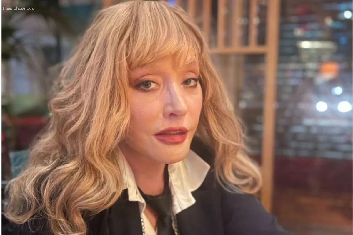 Хирург объяснил, почему у 75-летней Пугачевой такая необычная улыбка