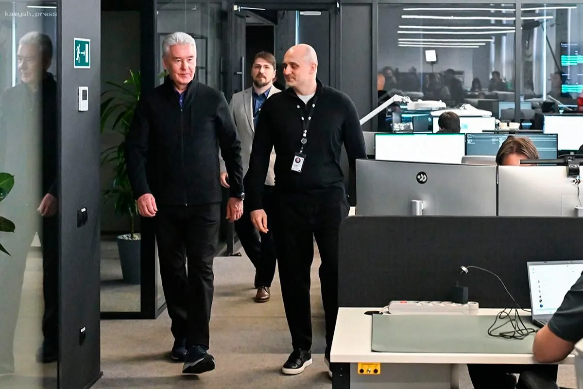 Мэр Москвы посетил завод по производству спутников для скоростного интернета