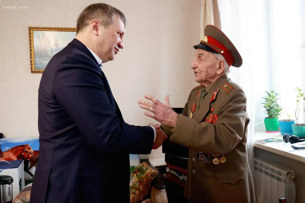 Глава Самары Иван Носков наградил медалями ветеранов Андрея Тонковидова и Зою Гуркину в честь 80-летия Победы