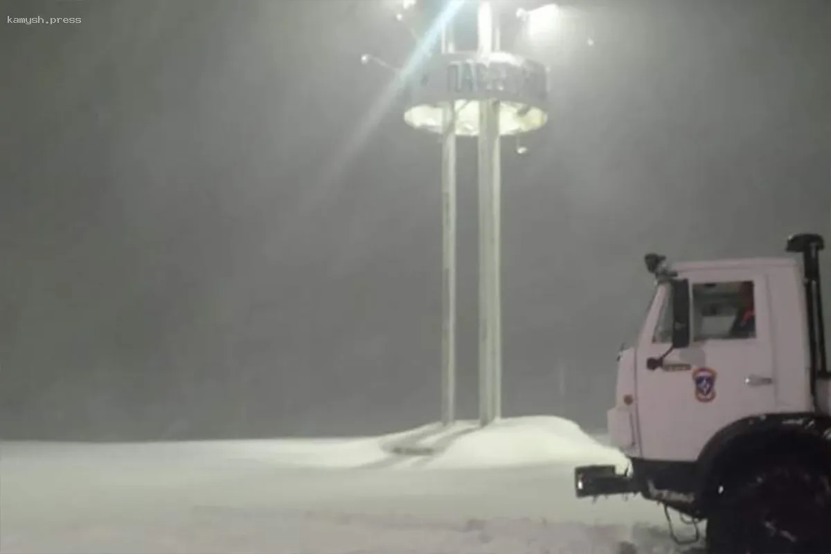 Лавина перекрыла дорогу в центре Петропавловска-Камчатского