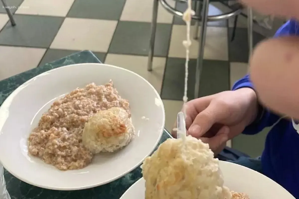 В Перми ученикам подали котлеты с нитками