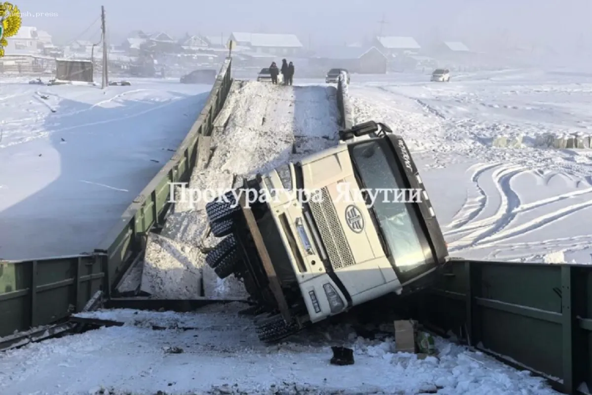 В Якутии произошел обвал моста из-за перегруженного грузовика