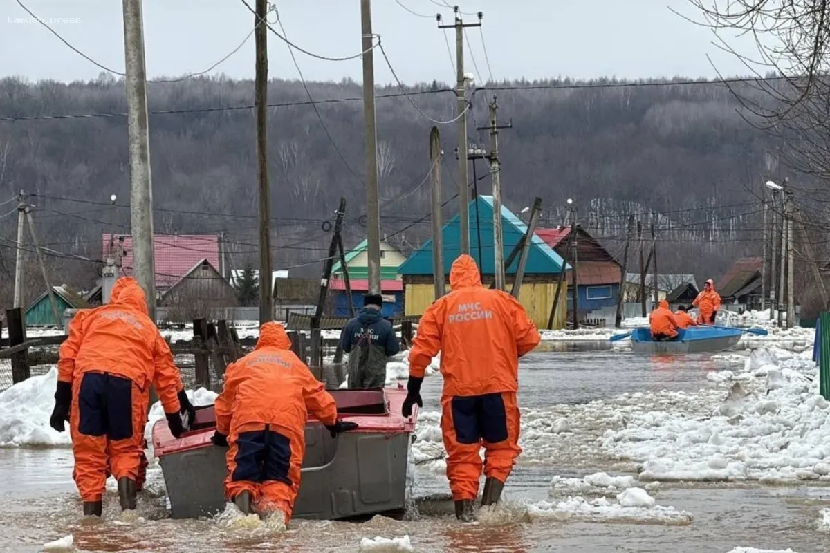 В деревне Азово, Башкирия, спасатели работают над устранением последствий наводнения