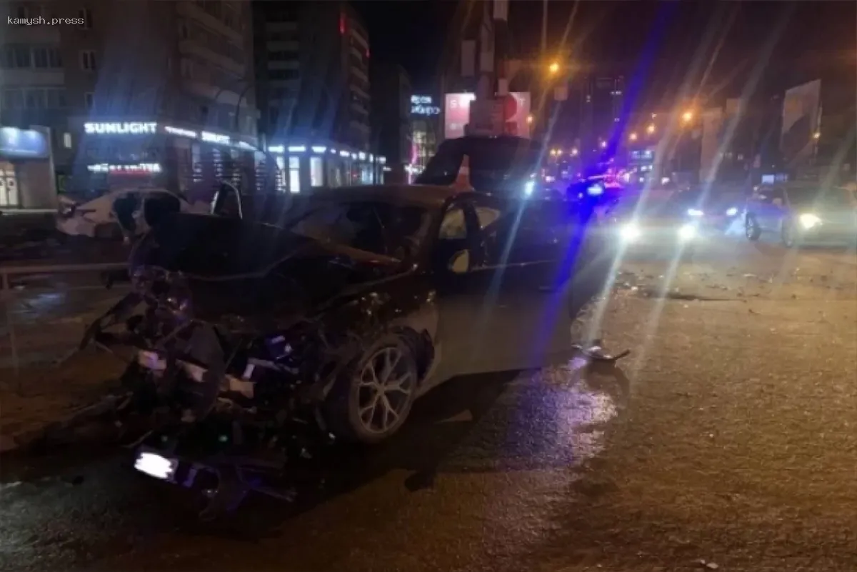 В результате серьезной аварии в Новосибирске погибли два человека, трое получили травмы