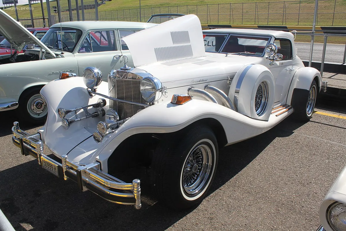 В России выставили на продажу редкий Excalibur Series IV за 9,5 миллиона рублей