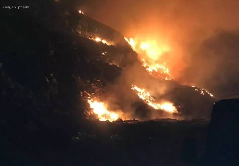 Мусорный полигон в Новороссийске охвачен огнем ночью