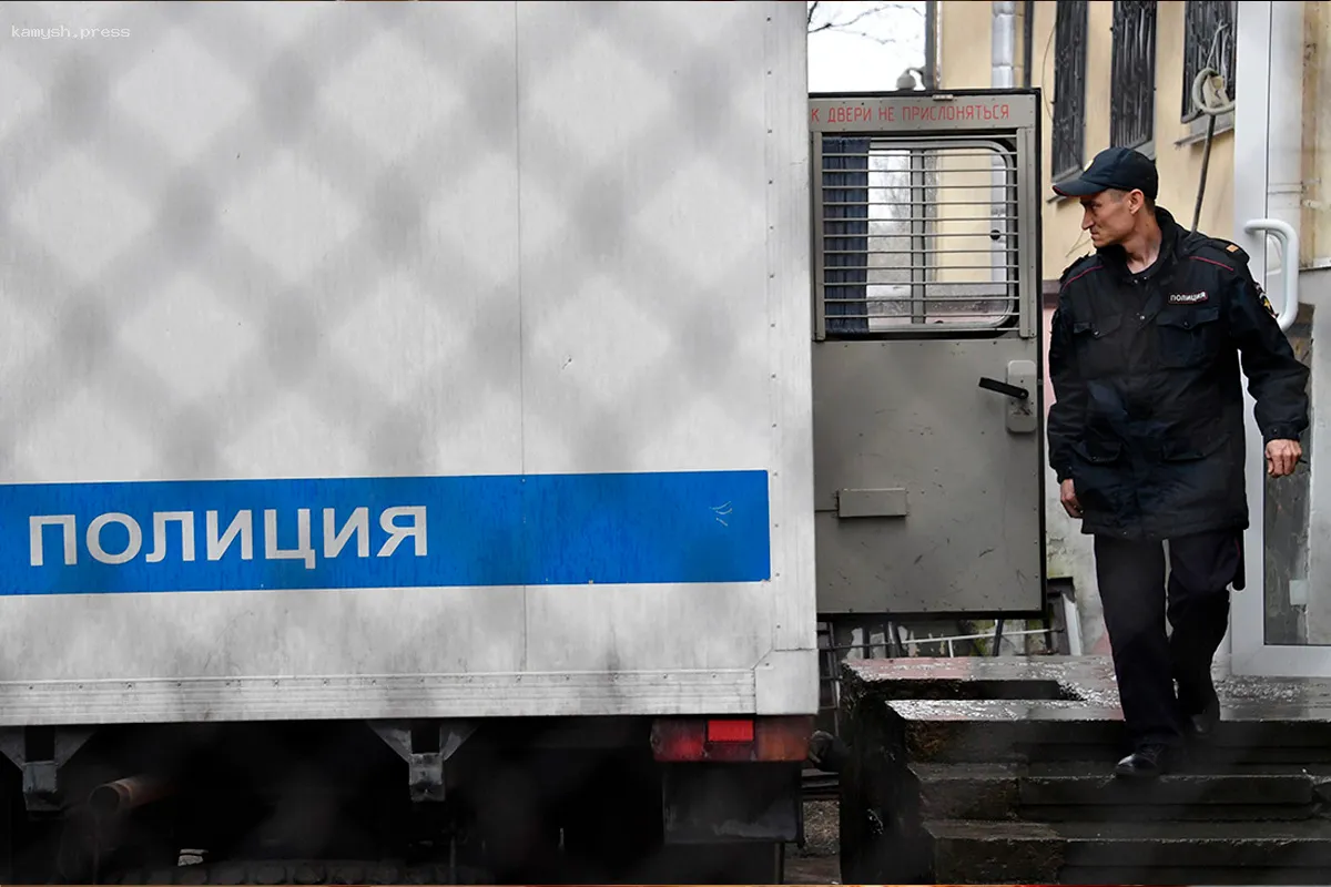 В Краснодаре правоохранители расследуют 35-летнего мужчину за оскорбления и подрыв авторитета армии