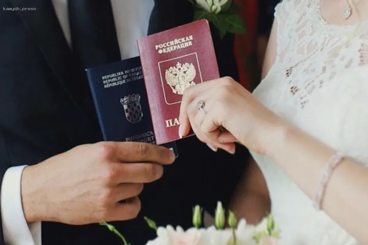 Жительница Оренбургской области заключила пять фиктивных браков с мигрантами для легализации их статуса в России