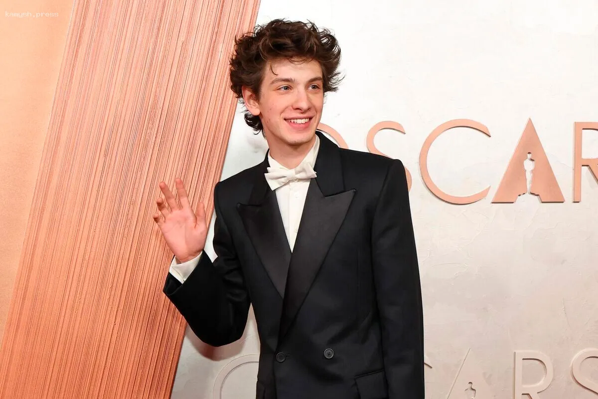 Представитель актёра «Аноры» развеял слухи о его отсутствии в военкомате