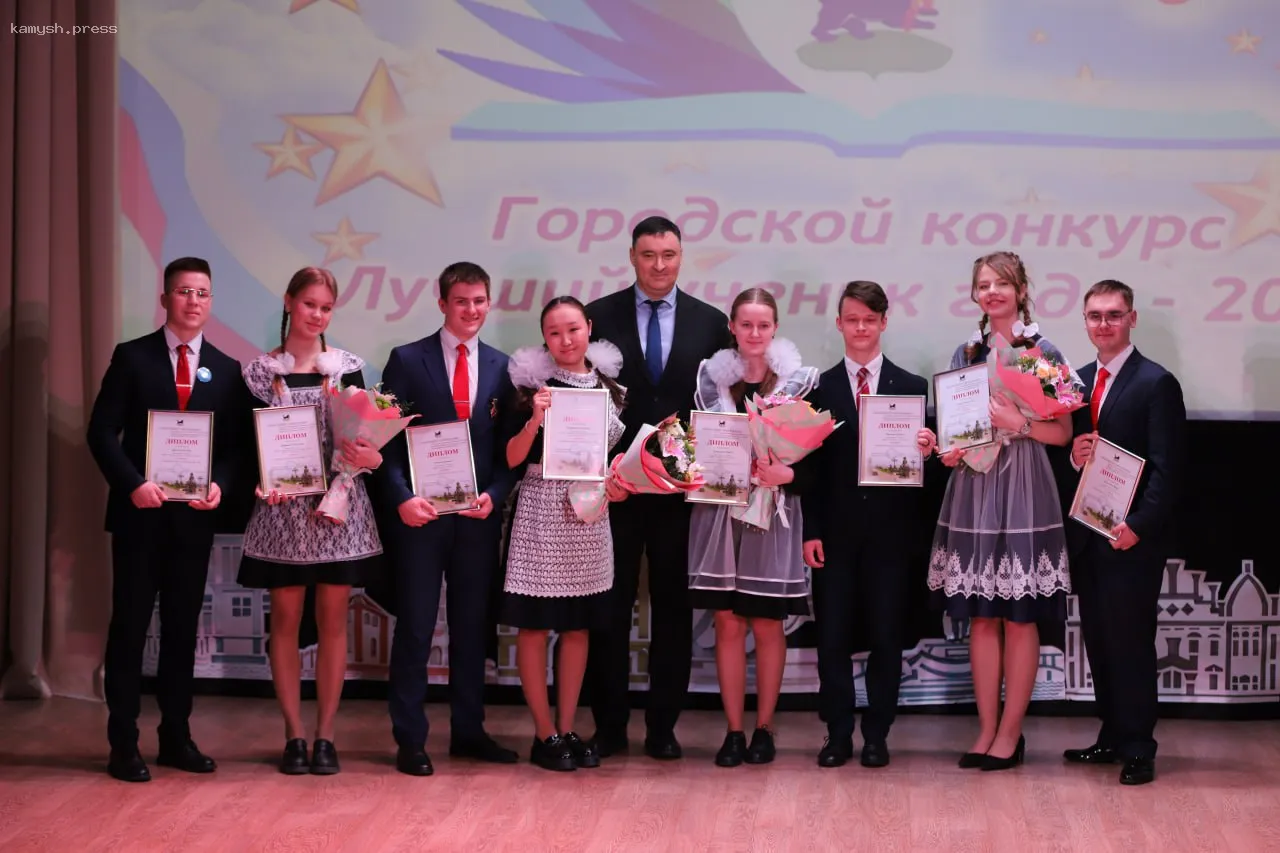 Глава Иркутска Руслан Болотов вручил награды победителям муниципального конкурса «Ученик года – 2025»