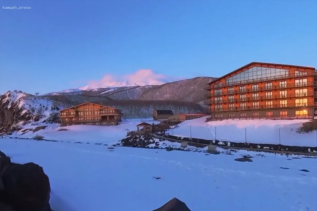 На Итурупе туристам продемонстрировали, как варить яйца над бурлящим озером