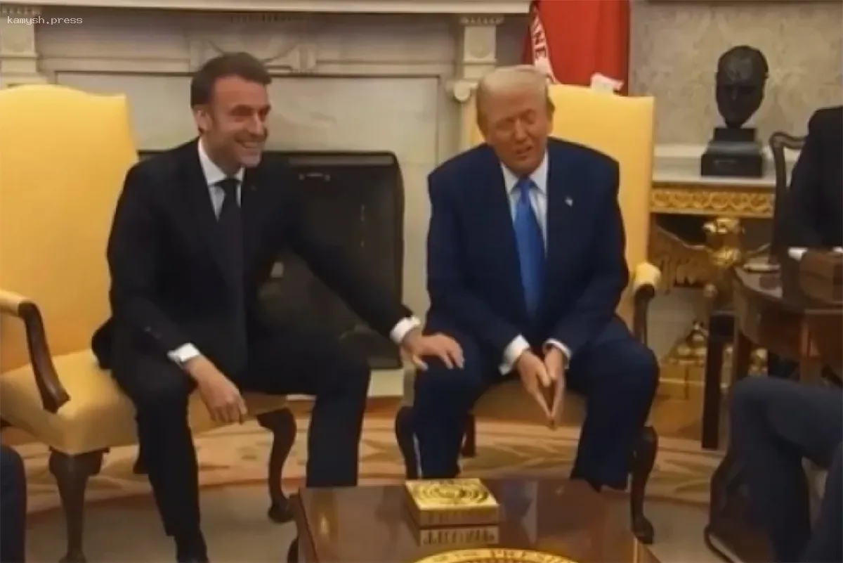 Макрон прикоснулся к колену Трампа