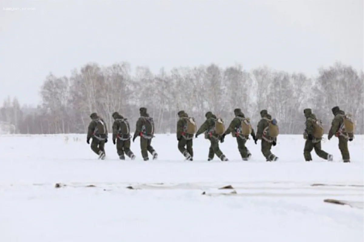 В Новосибирской области совершили прыжок более 100 десантников