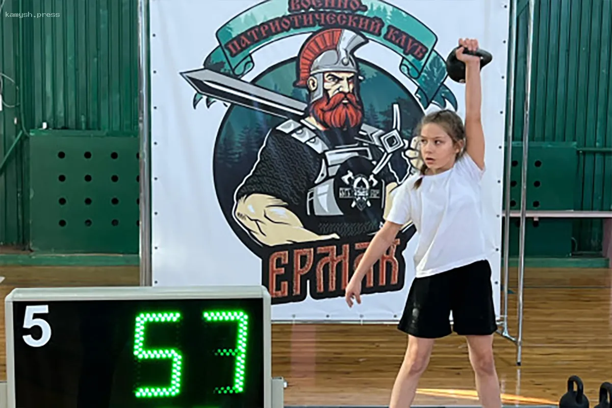 Новосибирская школьница установила рекорд, подняв гирю 334 раза подряд