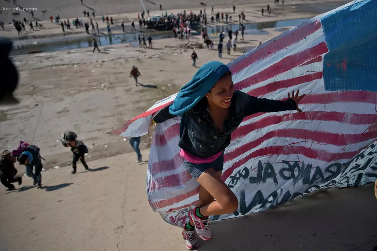 Администрация Трампа представила приложение для добровольного выезда мигрантов из США