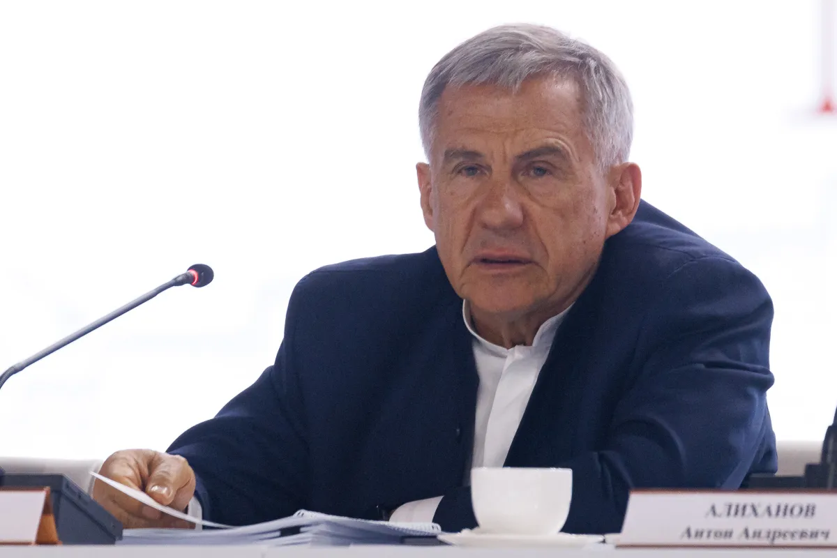 Минниханов выразил недовольство по поводу использования мобильных устройств на заседании с Леоновым и Волынец