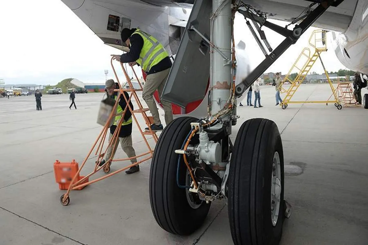 В аэропорту Екатеринбурга инструменты, забытые техниками внутри двигателя, вывели самолет из строя