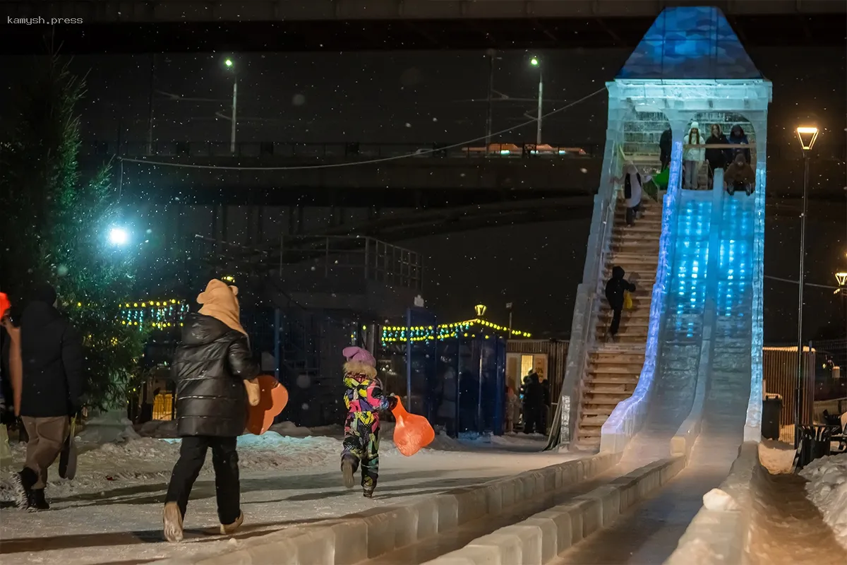 Ледовый городок на Михайловской набережной в Новосибирске закрывается с 10 марта