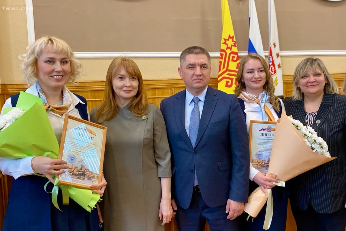 Мэр Владимир Доброхотов поздравил учителей: Успехи Чебоксар в российском образовании — это ваша работа!