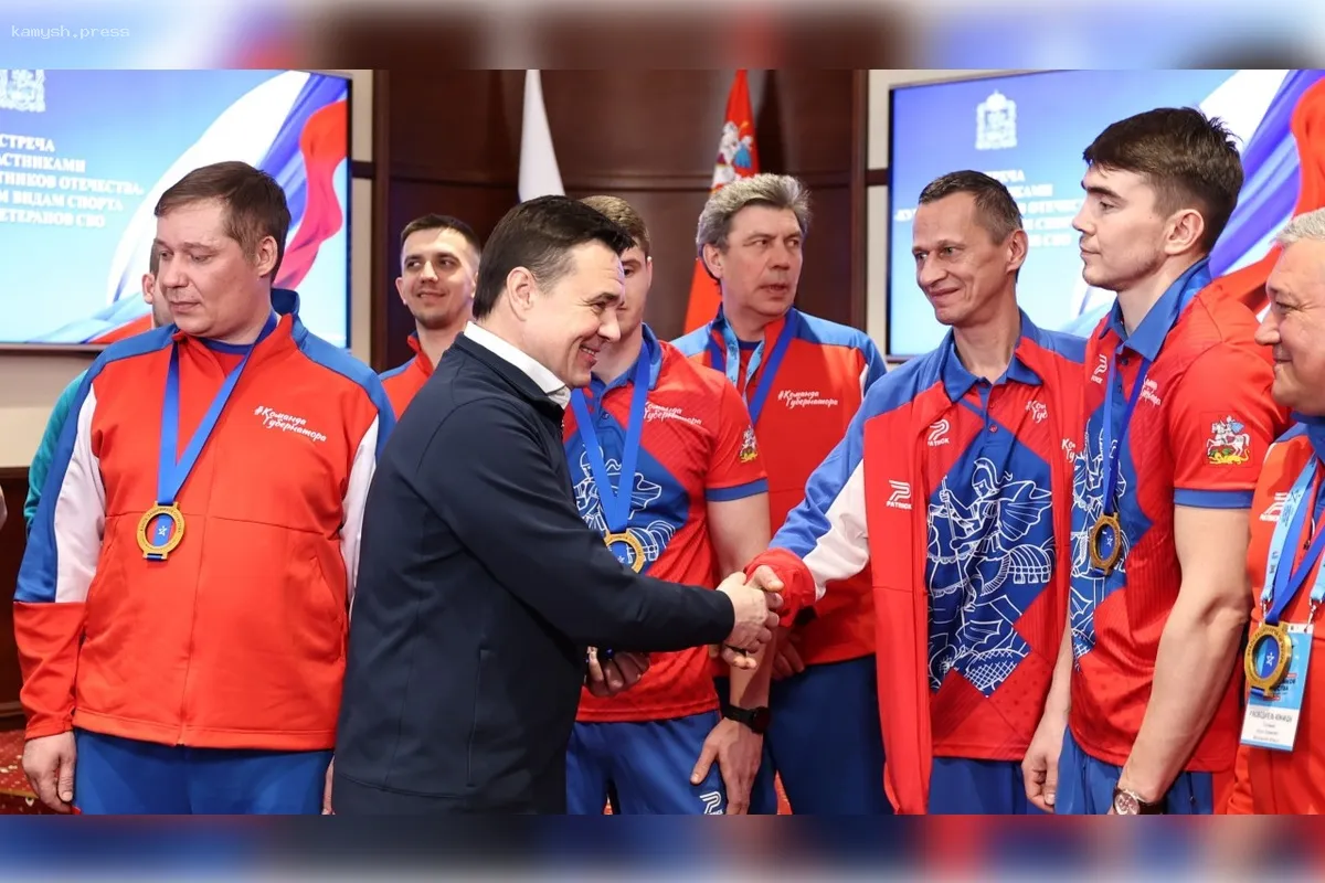 Андрей Воробьев провел встречу с подмосковными следж-хоккеистами, ставшими обладателями «Кубка защитников Отечества»