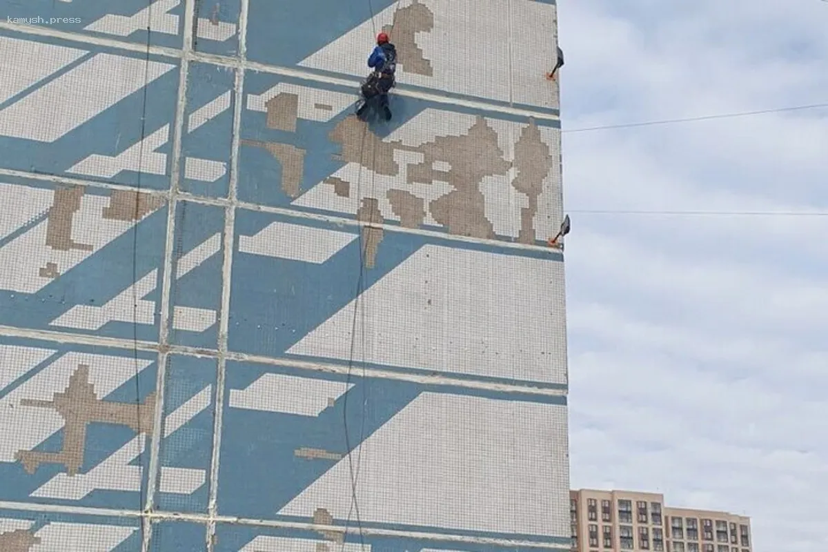 В Новосибирске альпинист испугался на высоте, и прохожие вызвали службы спасения