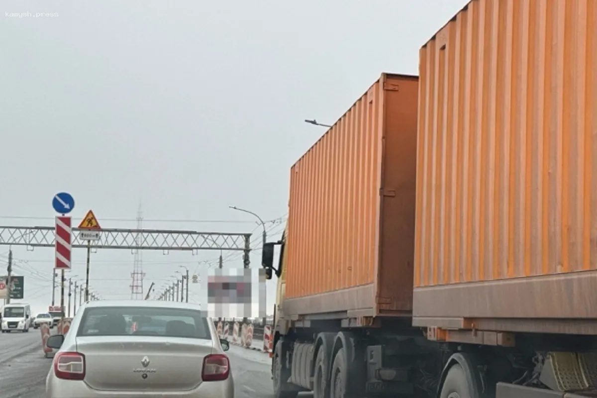 В Омске введены ограничения на движение грузовых автомобилей из-за состояния путепроводов