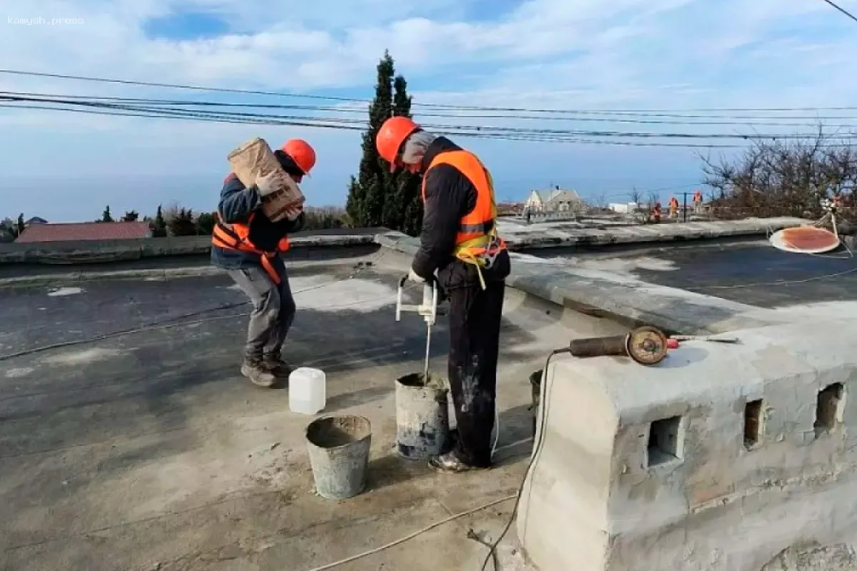 В Севастополе стартовали работы по капитальному ремонту крыш жилых зданий