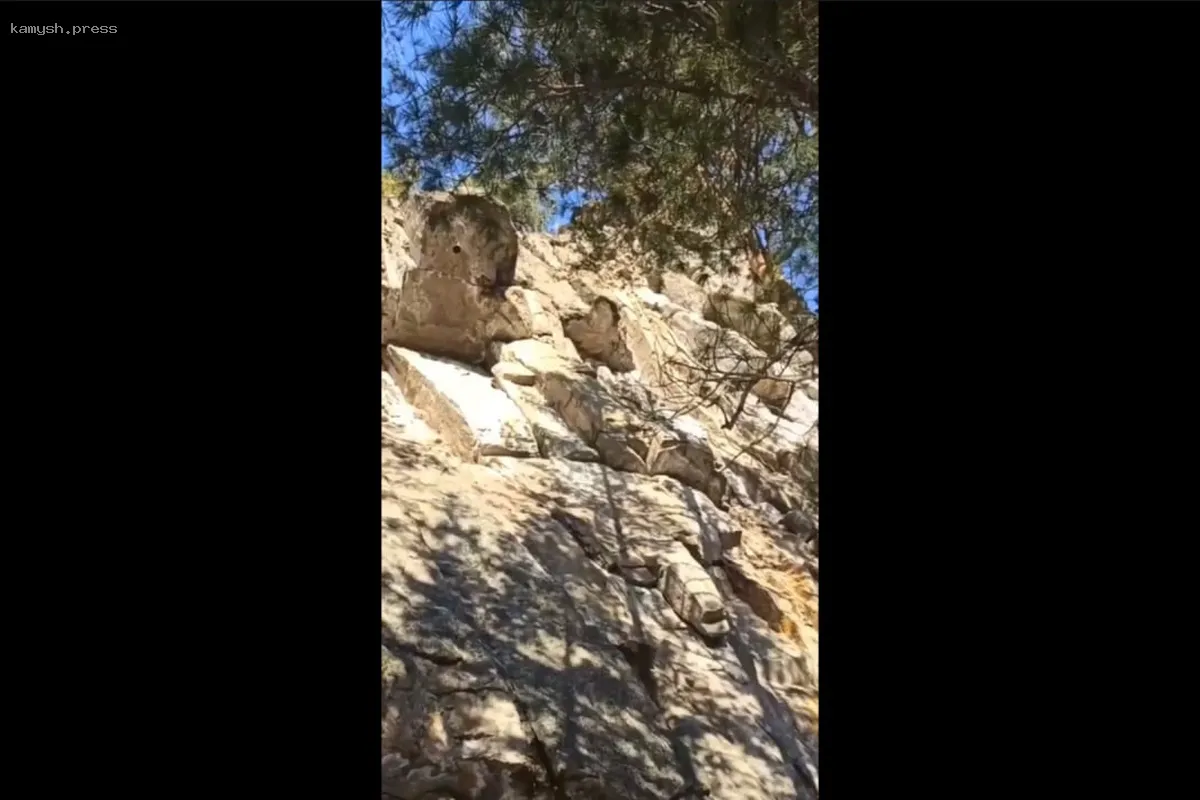 Турист трагически погиб, пытаясь перепрыгнуть узкую щель на Байкале