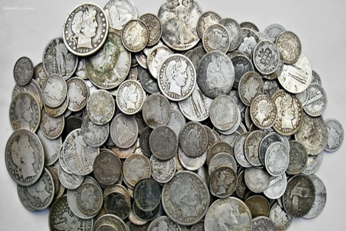 В Великобритании сантехник наткнулся на клад с древнеримскими серебряными монетами и продал его на аукционе