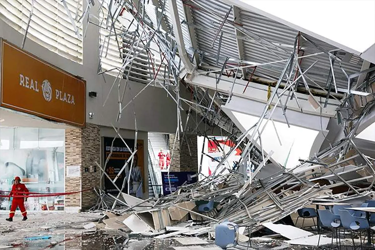 Шесть человек погибли в результате обрушения крыши торгового центра в Перу