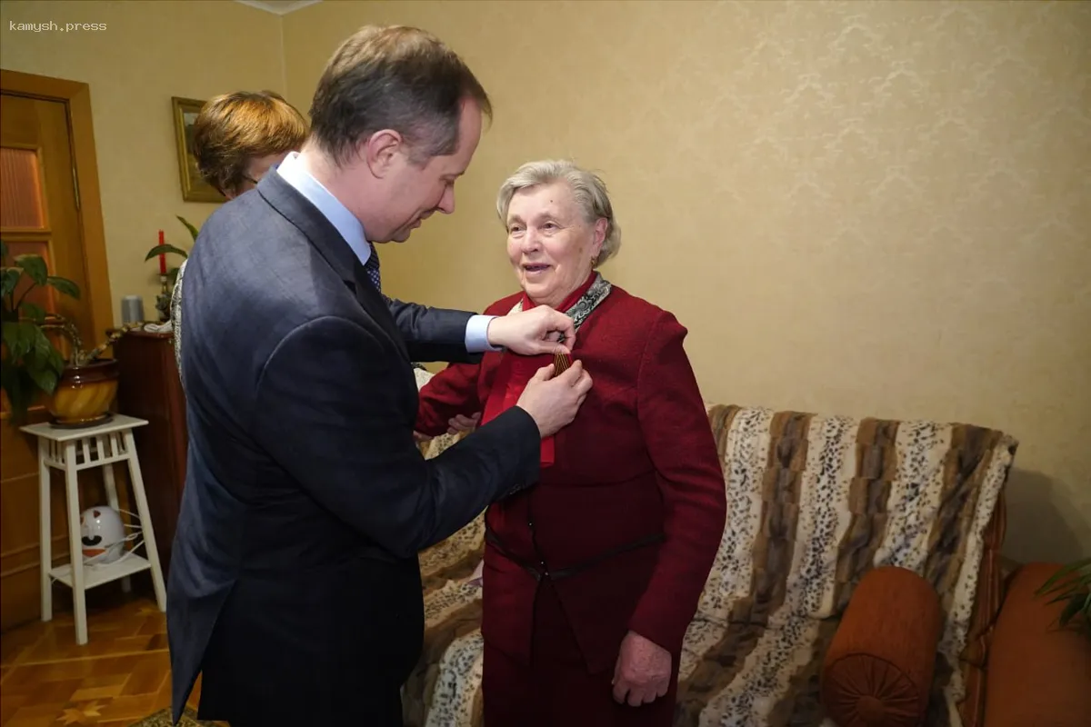 Депутат Роман Терюшков торжественно вручил медаль к 80-летию Победы жительнице Котельников Алевтине Евстигнеевой