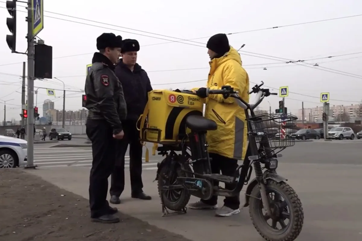 В Санкт-Петербурге полиция провела рейд по выявлению нелегальных курьеров