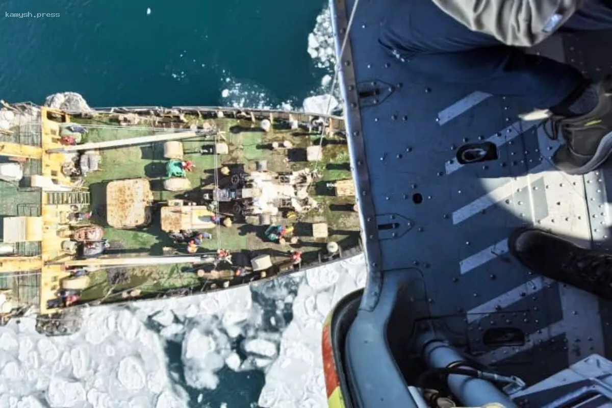 Спасение моряков с рыболовецких судов в Охотском море на Камчатке