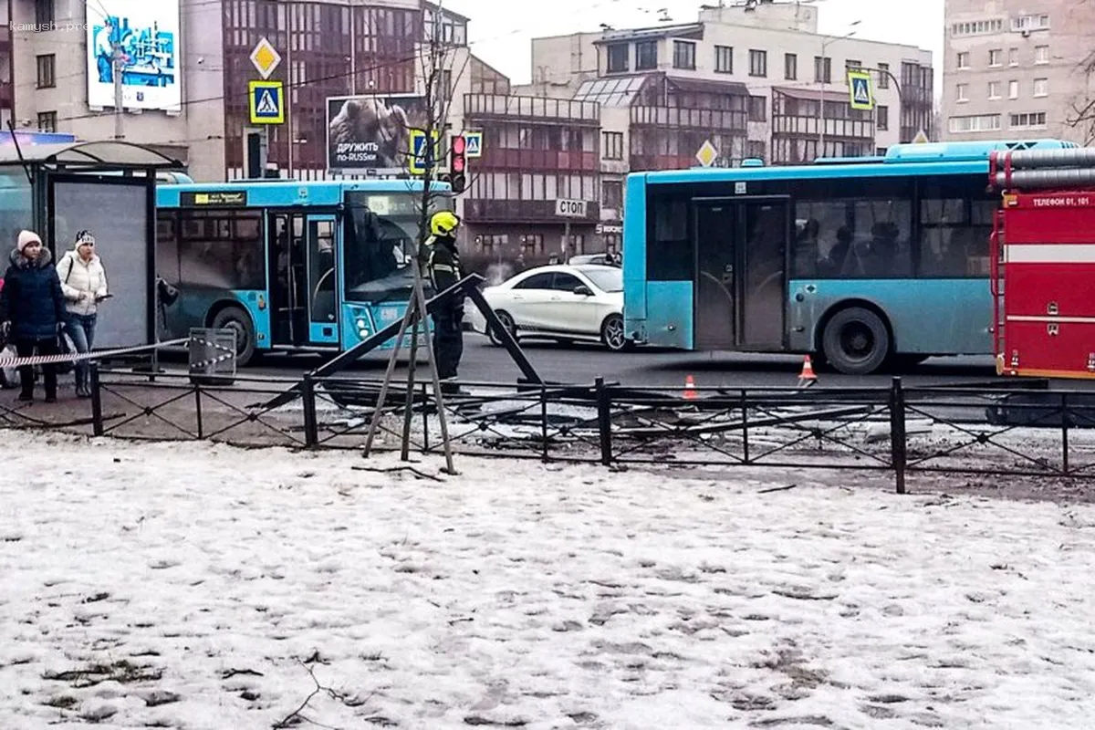 В Санкт-Петербурге автобус врезался в остановку, один человек погиб