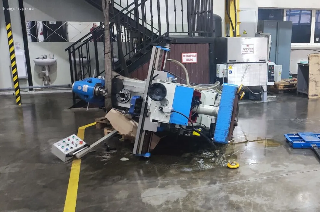 Два работника пострадали в Чебоксарах из-за падения оборудования