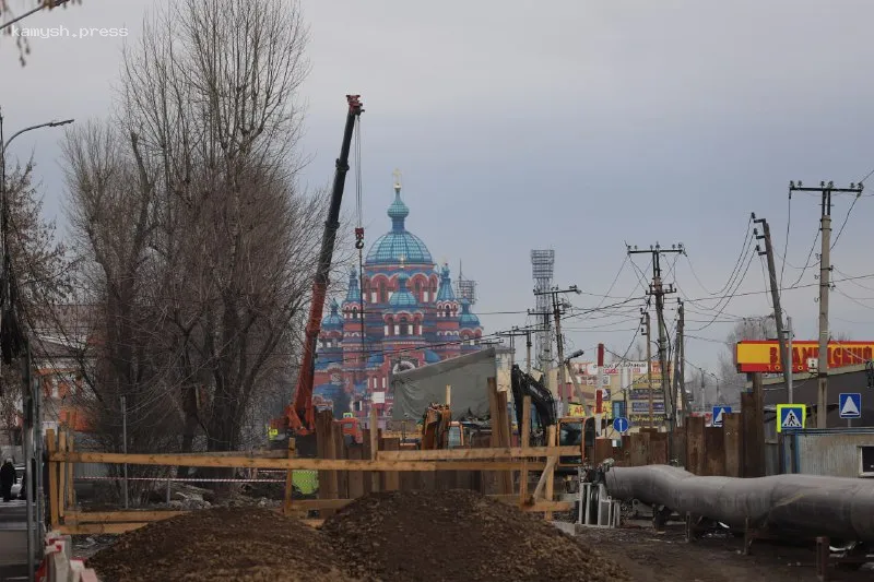 Мэр Иркутска Руслан Болотов оценил прогресс строительства нового канализационного коллектора на улице Баррикад