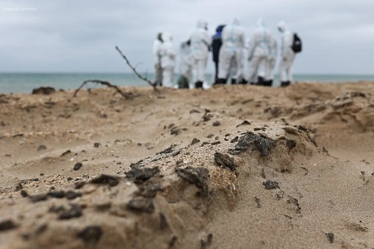 На пляжах Анапы нашли загадочное белое вещество