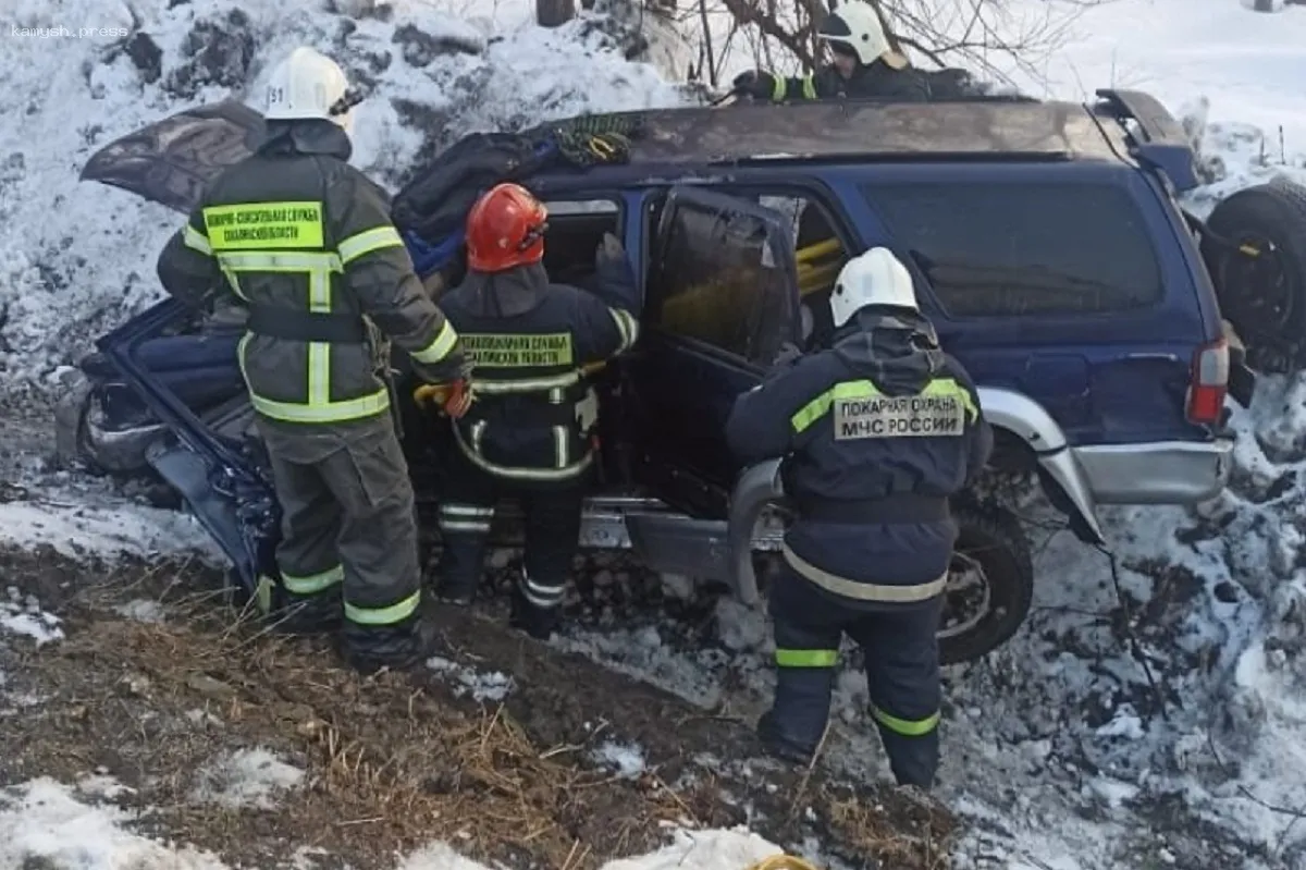 На Сахалине спасатели предотвратили пожар в перевернутом автомобиле