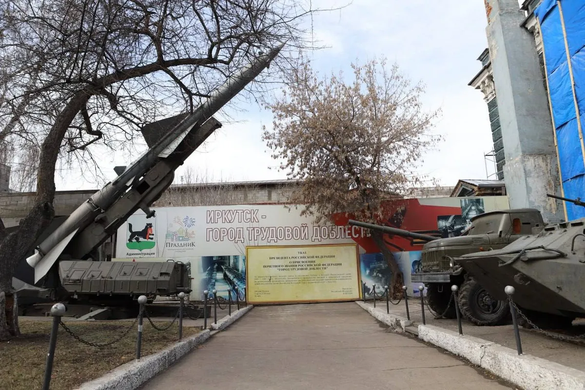 Мэр Иркутска Руслан Болотов и губернатор Игорь Кобзев осмотрели процесс восстановления Дома офицеров в областном центре