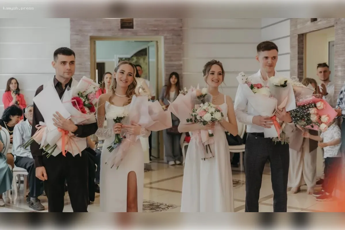 В Бийске прошла уникальная регистрация брака для сестер-близнецов