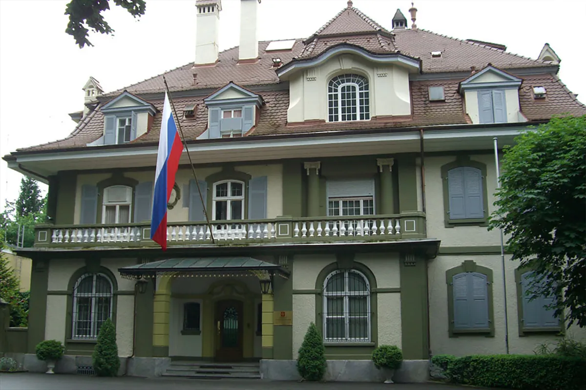 Юриста, который плюнул на российское консульство в Швейцарии, оштрафовали