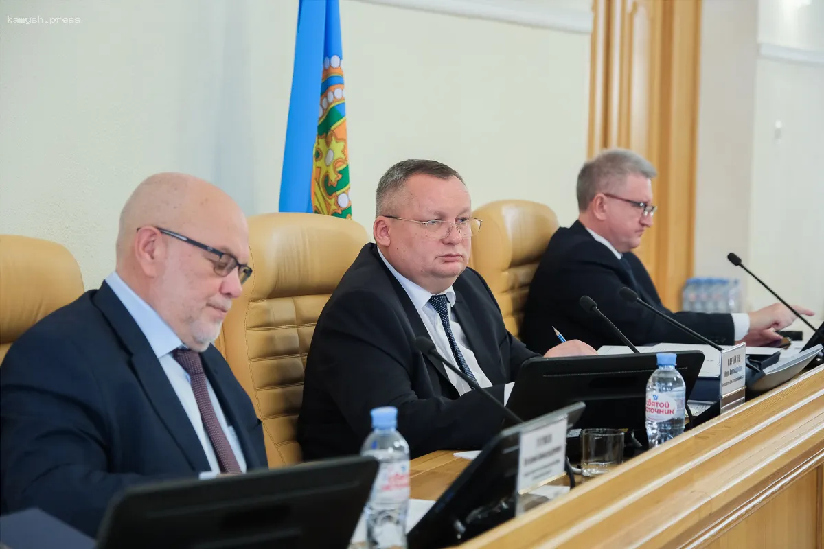 Выплаты ветеранам, бесплатная земля и защита гимна: депутаты Думы Астраханской области на заседании рассмотрели более 40 вопросов