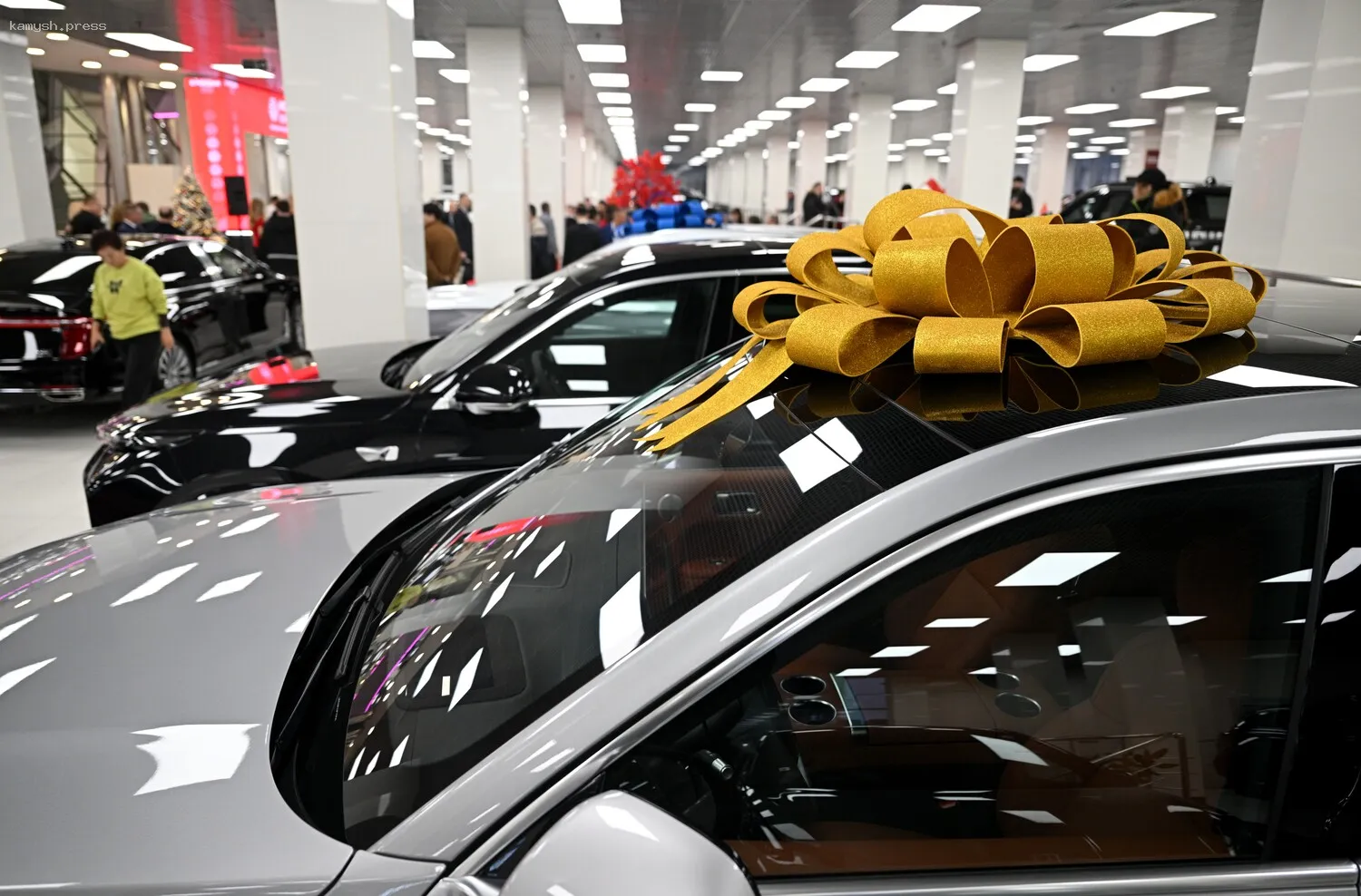 В России могут ввести ограничения на дополнительные услуги автодилеров при кредитовании автомобилей