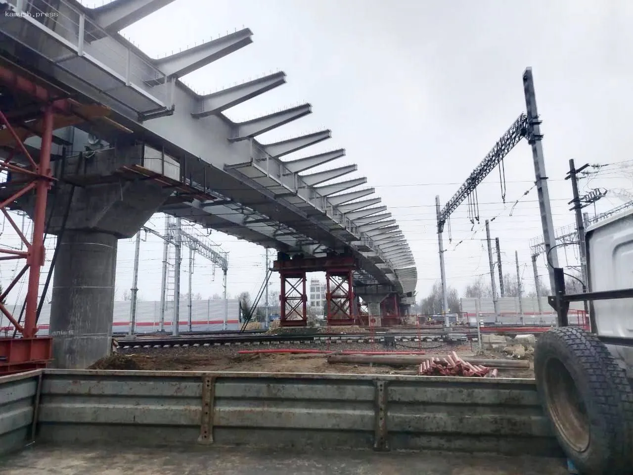 В Апрелевке стартовал монтаж карнизов на возводимом путепроводе