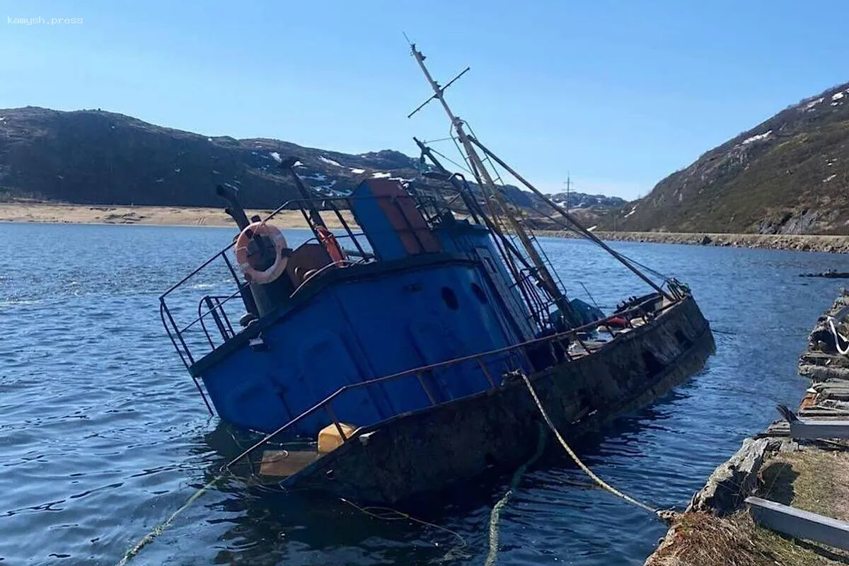 Частичное затопление судна в Териберской губе привело к разливу нефтепродуктов